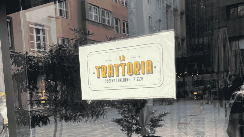 foto-eingang-la-trattoria.png