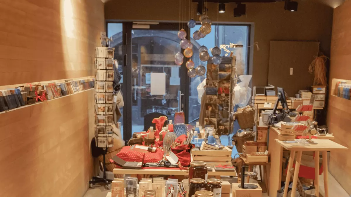 tiroler-edles-shop-innen.png